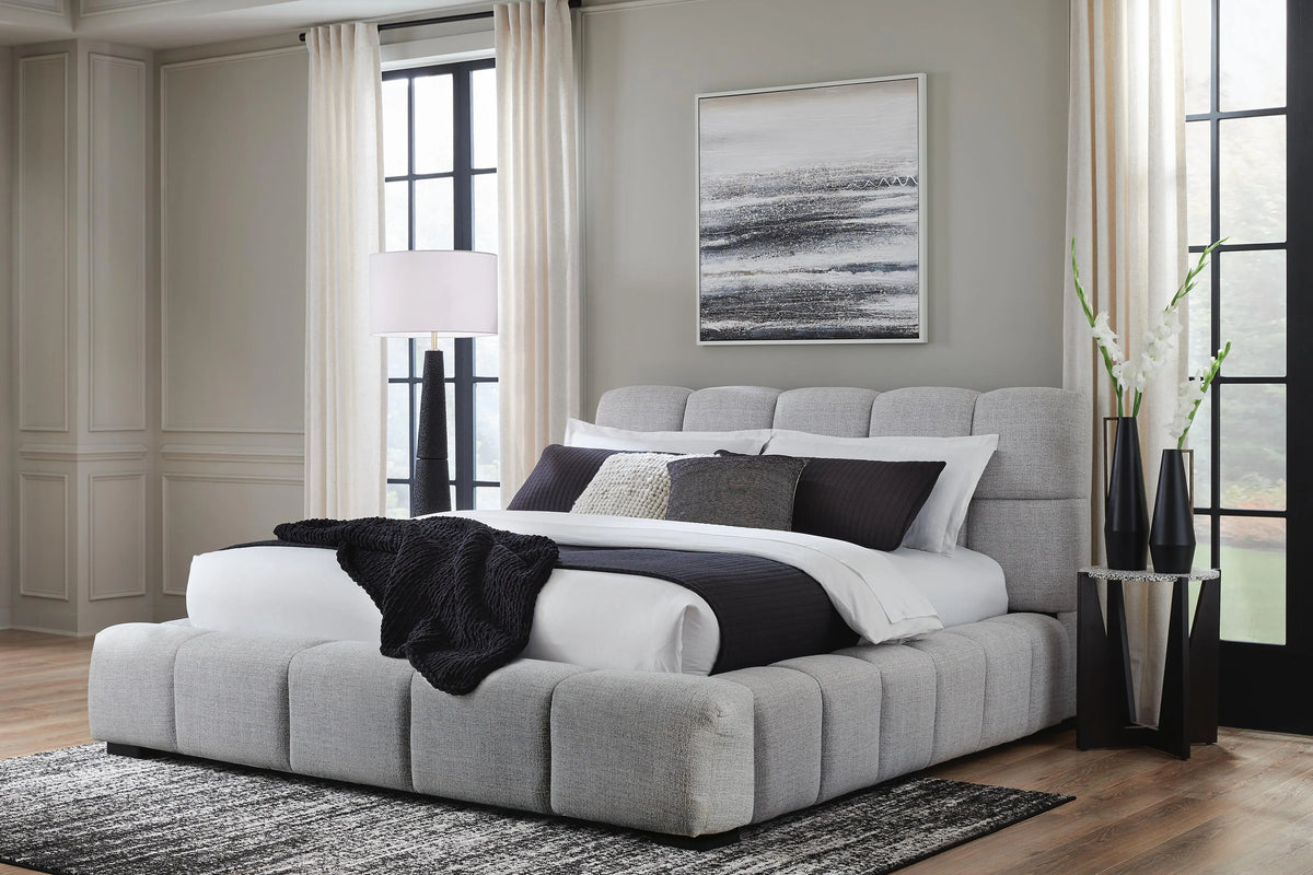 Reeve Vale Queen Upholstered Bed