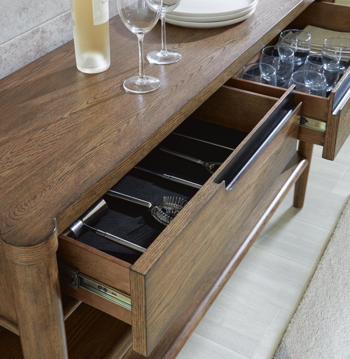 Delano Dining Server