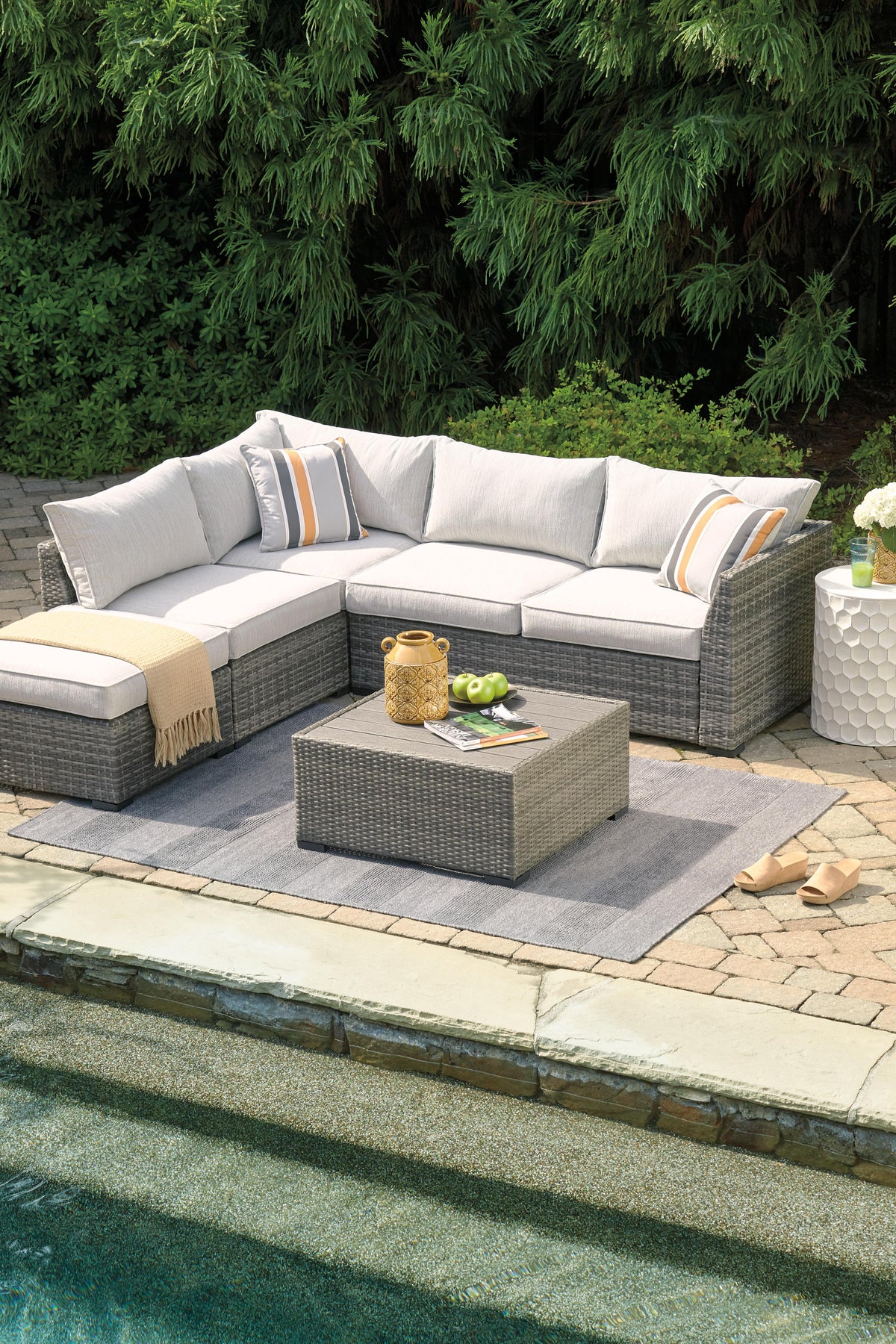 Vantage Cross 4-piece Outdoor Sectional Set