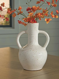 Nyra Vase