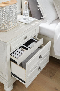 Hadley King Panel Bed with Dresser and Mirror and Chest and 2 Nightstands