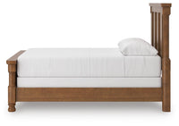 Winslow Vale Queen Poster Bed with Dresser and Mirror II